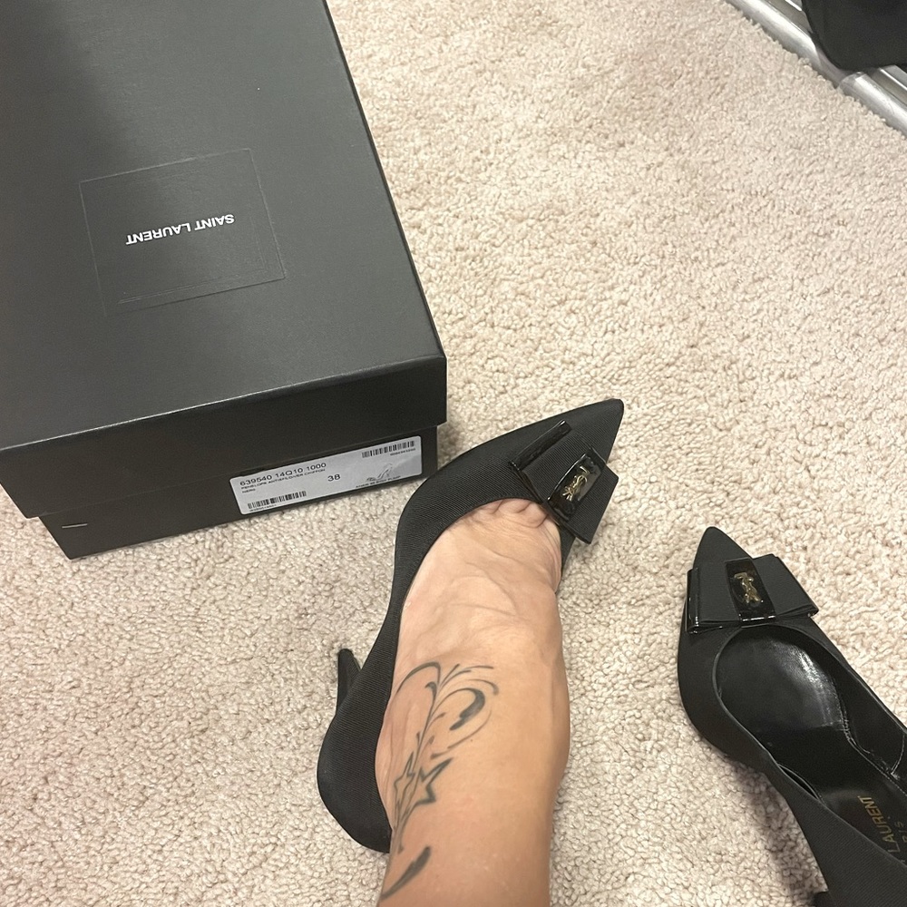 Saint Laurent Anais 95 Bow Pump fits like 7.5